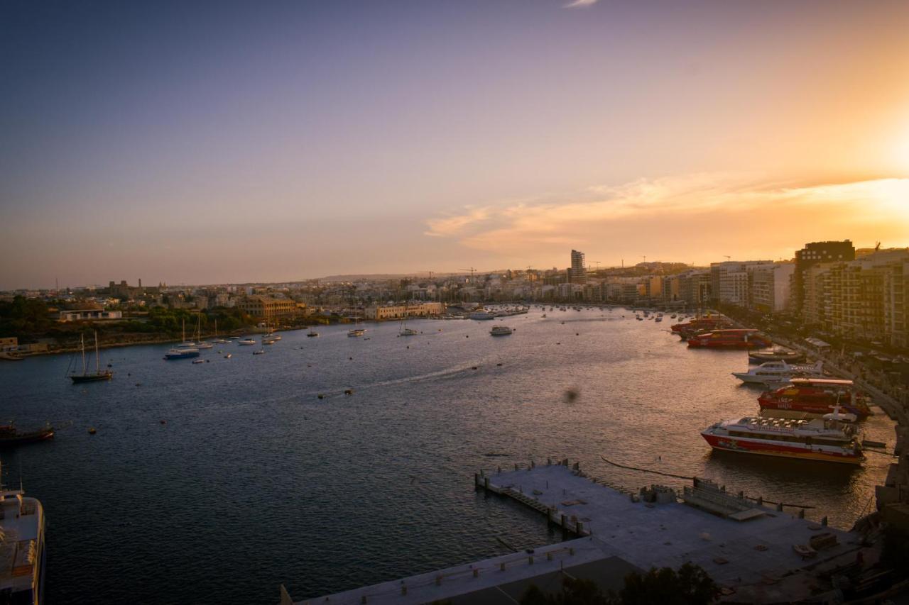 Unique Seafront Triplex Penthouse With Panoramic Bedroom & Rooftop Jacuzzi Overlooking Valletta Sliema Exterior foto