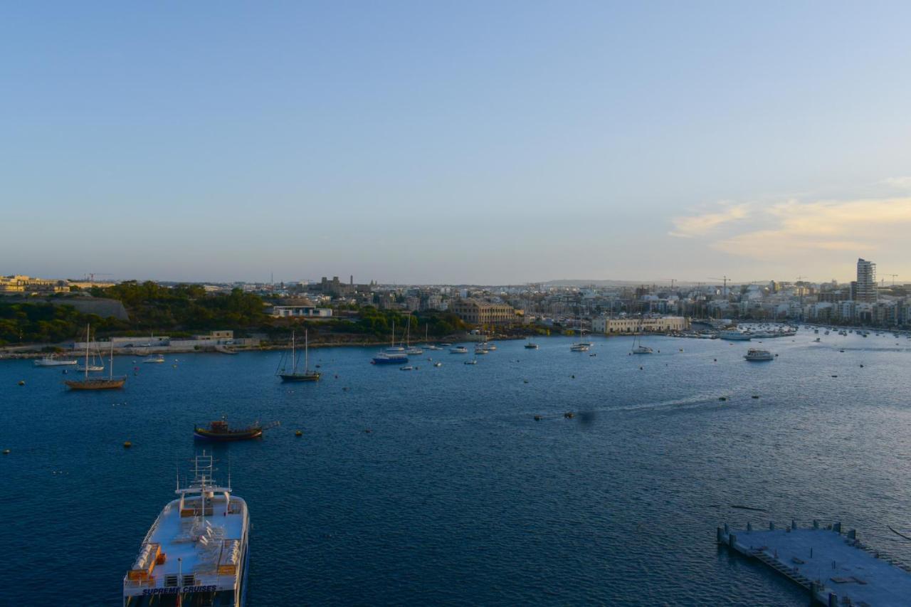 Unique Seafront Triplex Penthouse With Panoramic Bedroom & Rooftop Jacuzzi Overlooking Valletta Sliema Exterior foto