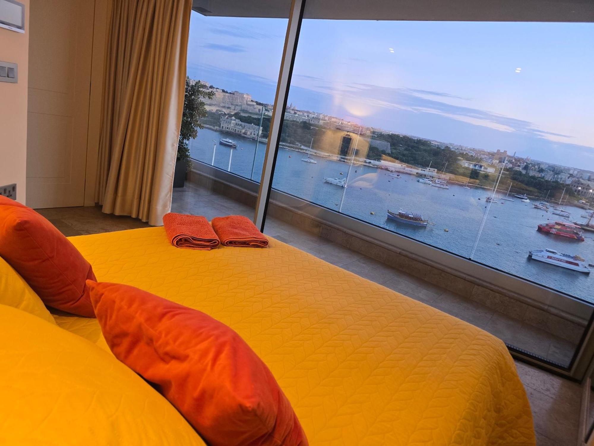 Unique Seafront Triplex Penthouse With Panoramic Bedroom & Rooftop Jacuzzi Overlooking Valletta Sliema Exterior foto