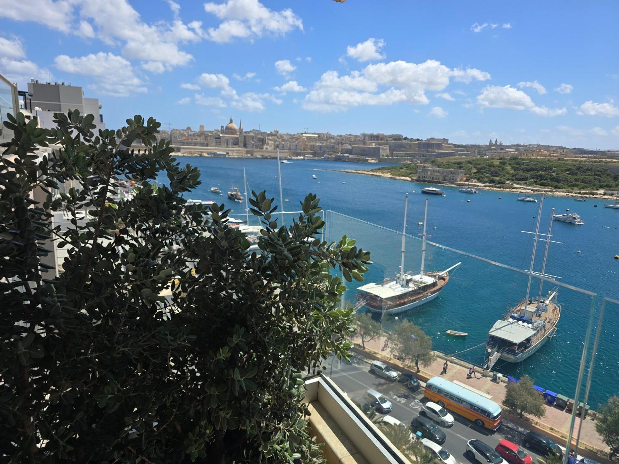 Unique Seafront Triplex Penthouse With Panoramic Bedroom & Rooftop Jacuzzi Overlooking Valletta Sliema Exterior foto