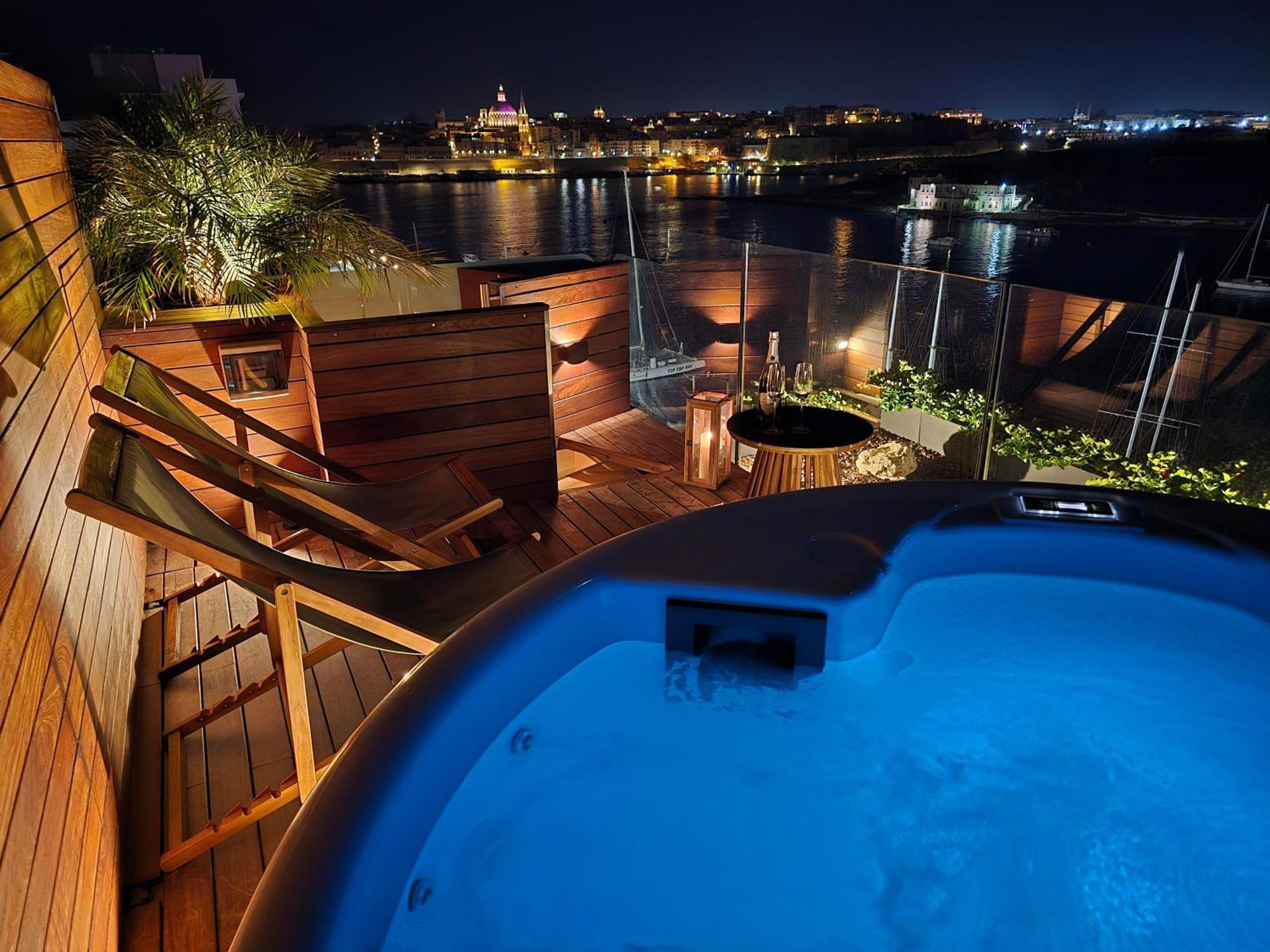 Unique Seafront Triplex Penthouse With Panoramic Bedroom & Rooftop Jacuzzi Overlooking Valletta Sliema Exterior foto