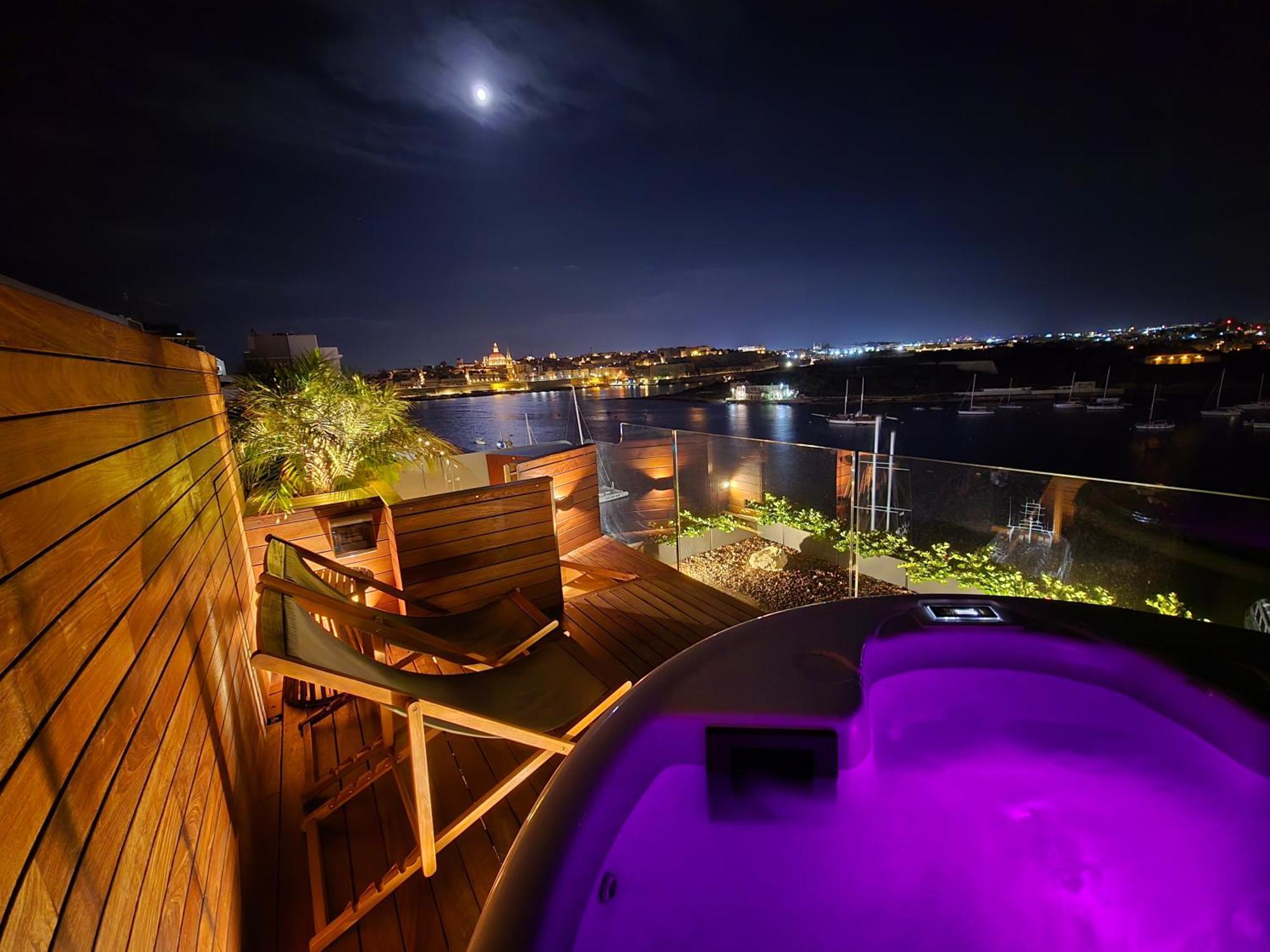 Unique Seafront Triplex Penthouse With Panoramic Bedroom & Rooftop Jacuzzi Overlooking Valletta Sliema Exterior foto
